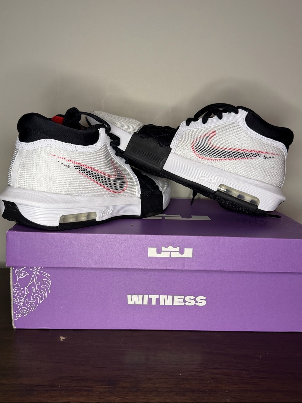Nike Lebron Witness VIII